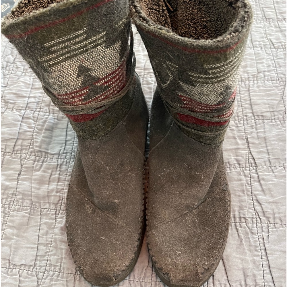 Toms Suede Boots. Grey/Wine. Great Condition. Already have an identical pair